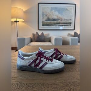 Adidas Handball Spezial Sneakers in Off-white/Collegiate Burgundy